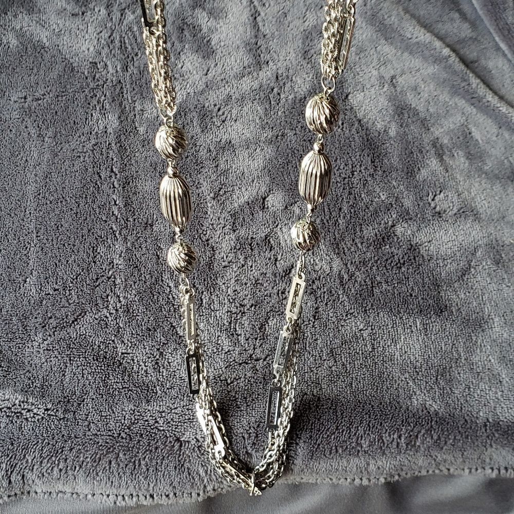 Pretty Silvertone Vintage Necklace 26"